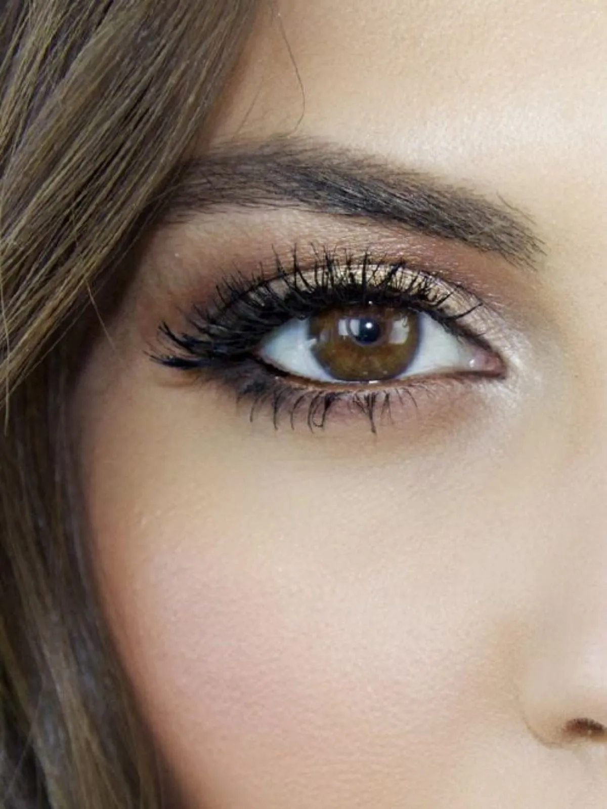 Maquillage pour les yeux marrons : 7 gestes concrets pour les sublimer