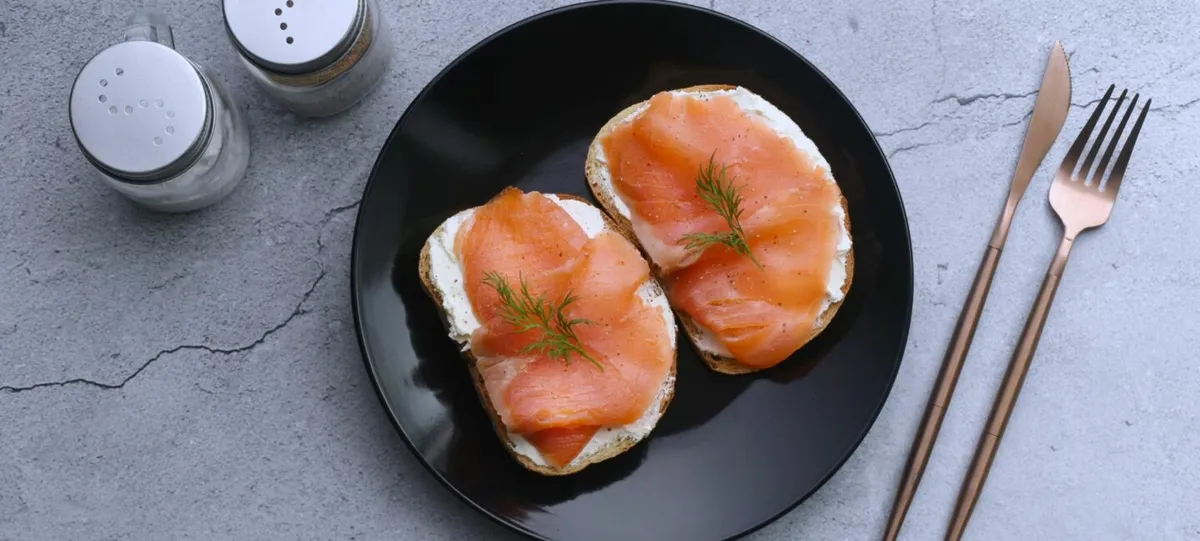 Saumon fumé enceinte : que peut-on manger et comment réduire le risque